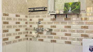 Comfort Shared Dormitory | Bathroom | Shower, rainfall showerhead, free toiletries, hair dryer