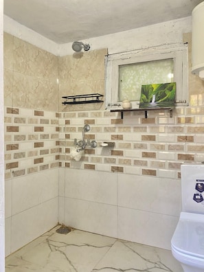 Comfort Shared Dormitory | Bathroom | Shower, rainfall showerhead, free toiletries, hair dryer - KALA STUDIO AND STAY (Kullu)