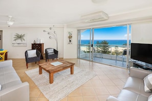 Căn hộ Superior | Khu phòng khách | TV 40-inch có truyền hình cáp