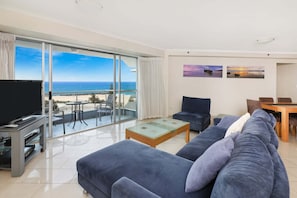 Căn hộ Superior | Khu phòng khách | TV 40-inch có truyền hình cáp