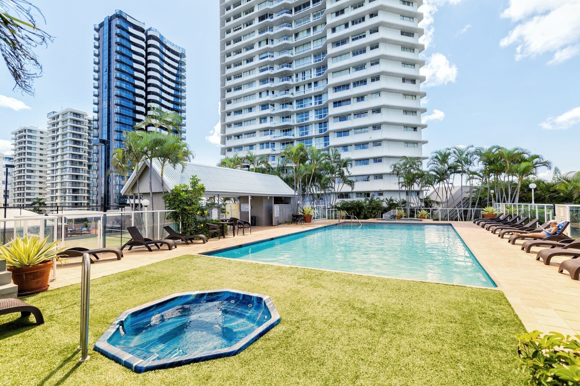 Una piscina al aire libre