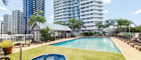 Una piscina al aire libre