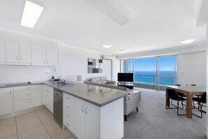 Deluxe Two Bedroom Centre Front Apartment | Private kitchen | Electric kettle, dining tables - ULTIQA Points North (Queensland)