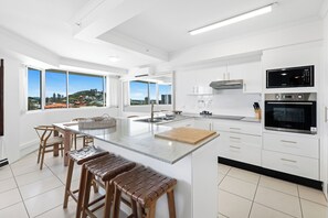 아파트, 침실 2개 | 전용 주방 | 전기 주전자, 식탁