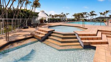 Hồ bơi ngoài trời