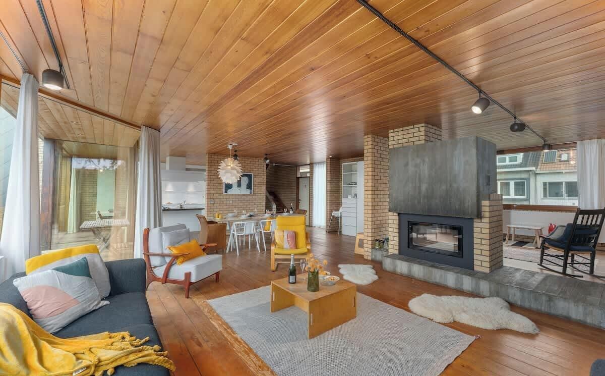 Televisie, een open haard en een kantoor