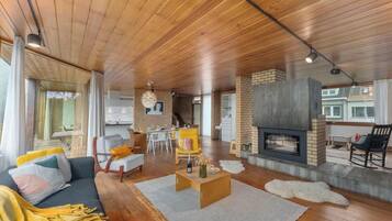 Televisie, een open haard en een kantoor