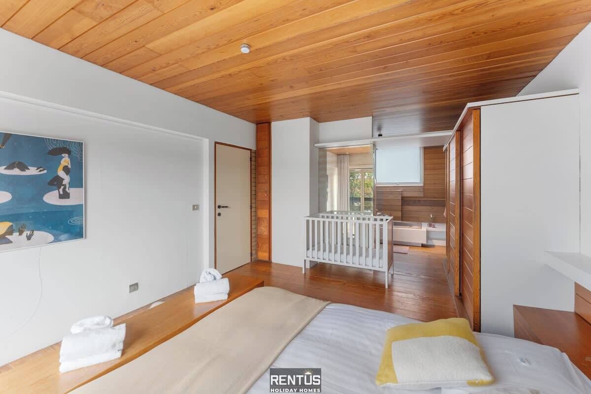 4 slaapkamers, een bureau, geluiddichte muren, reisbedje