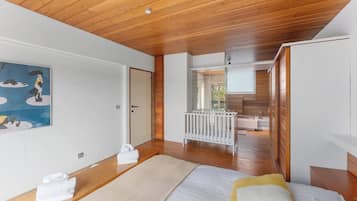 4 slaapkamers, een bureau, geluiddichte muren, reisbedje