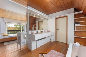 Bruser, hårtørrer, håndklæder