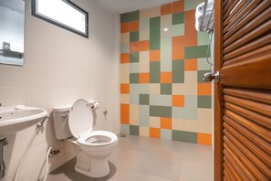 슈피리어룸 | 욕실 | 샤워 시설, 무료 세면용품, 타월, 비누