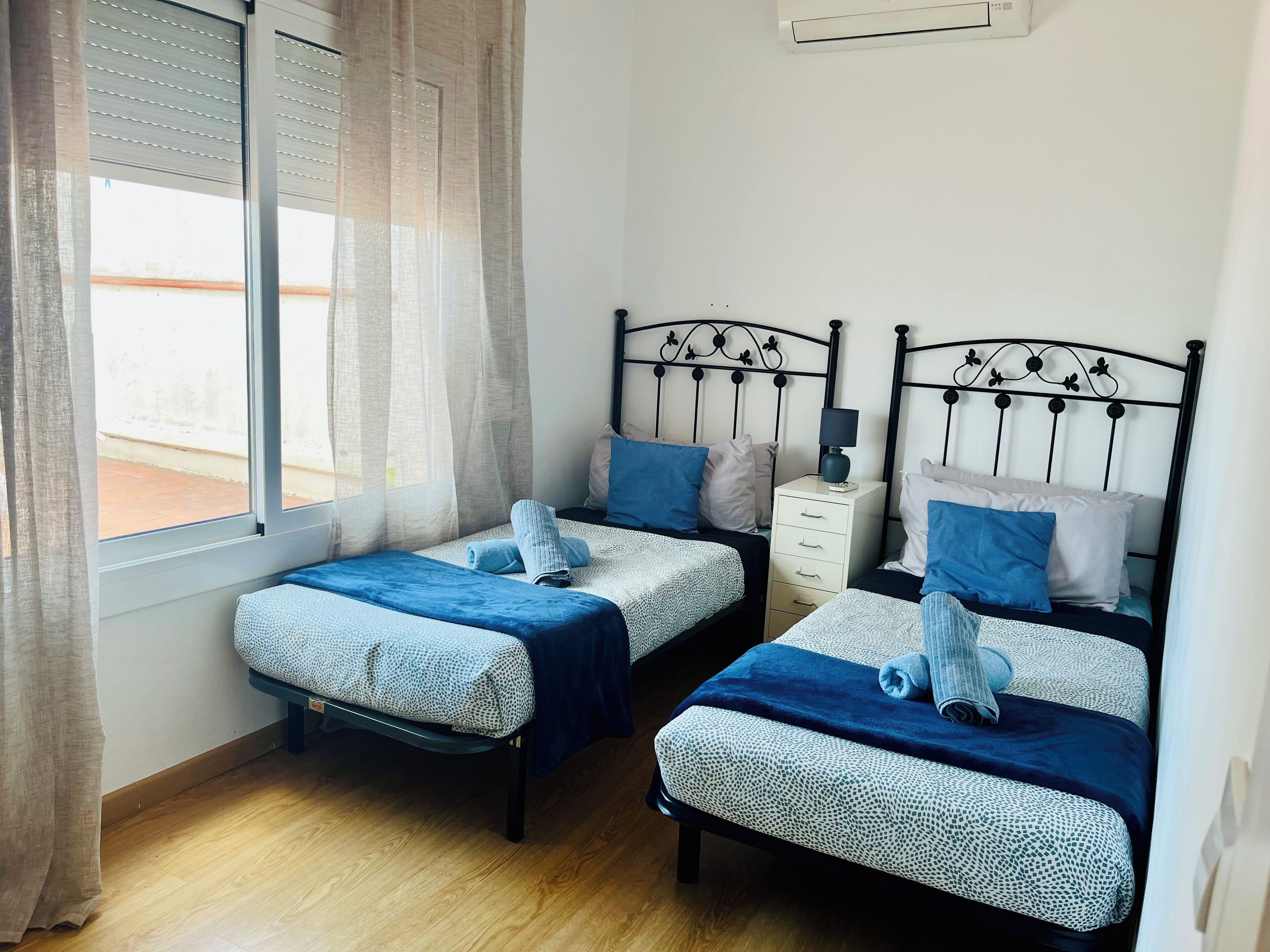 Duplex Penthouse Apartment, 4 bedrooms with three private terraces, Stunning Views | Edredones de plumas y sistema de insonorización