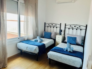Duplex Penthouse Apartment, 4 bedrooms with three private terraces, Stunning Views | Down comforters, soundproofing, iron/ironing board, free WiFi - Atico Duplex 4 Habitaciones 3 Terrazas Vista 360° (Barcelona)