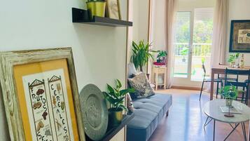 Duplex Penthouse Apartment, 4 bedrooms with three private terraces, Stunning Views | Zona de estar | Una televisión de plasma