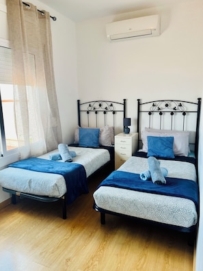 Duplex Penthouse Apartment, 4 bedrooms with three private terraces, Stunning Views | ألحفة محشوة بالريش وتجهيزات عازلة للصوت ومكواة/لوح كي وواي فاي مجانًا