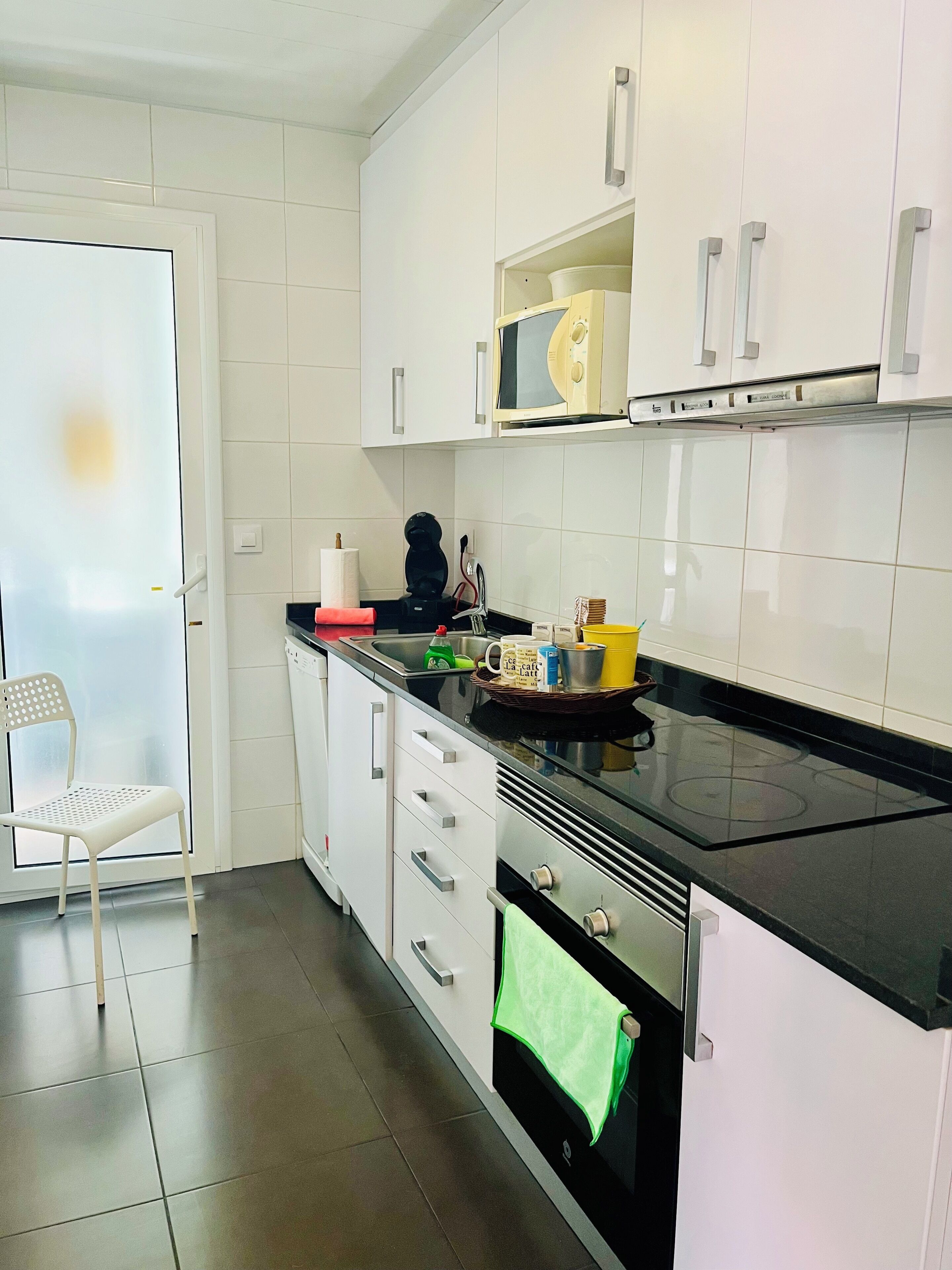 Duplex Penthouse Apartment, 4 bedrooms with three private terraces, Stunning Views | Dapur pribadi | Lemari es, microwave, oven, dan kompor