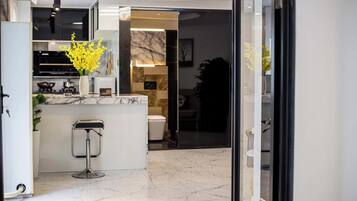 Căn hộ tiện nghi đơn giản, quang cảnh thành phố | Bàn, khu vực làm việc phù hợp cho laptop, màn/rèm cản sáng