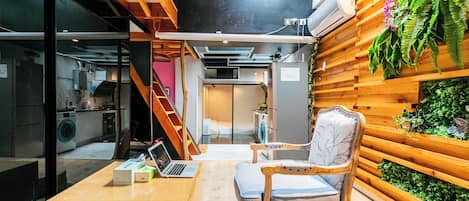 Lägenhet Classic - utsikt mot staden | Skrivbord, arbetsyta för laptop, mörkläggningsgardiner och ljudisolering