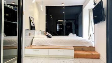 Appartamento Comfort, vista città | Una scrivania, postazione laptop, tende oscuranti, insonorizzazione