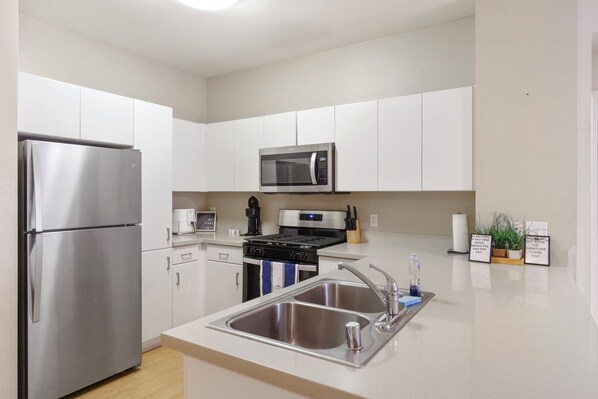 Mikrowelle, Ofen, Herdplatte, Geschirrspüler