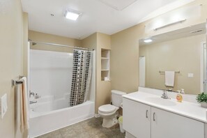 Toalhas de banho, sabonete, papel higiênico