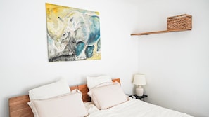 1 soverom, skrivebord, wi-fi (inkludert) og sengetøy