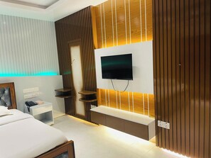 Deluxe Double Room, City View | Bathroom