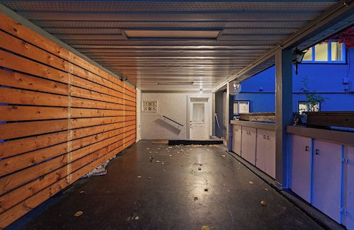 Cozy 2BR Ground-Level Suite |Private Entry, Bath with Tub, Near Nature & Transit