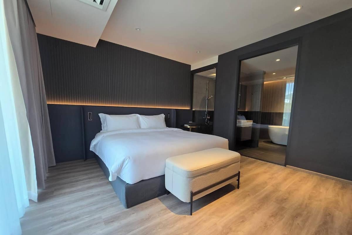 Deluxe Room, Balcony, Pool View