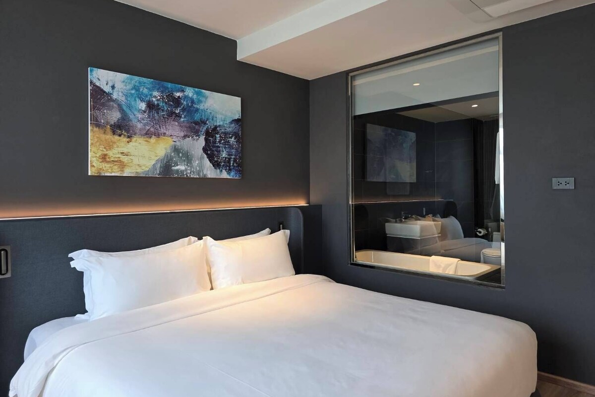 Basic Double Room, 1 King Bed, Accessible Bathtub, City View | In-room safe, blackout drapes, soundproofing, WiFi (free)
