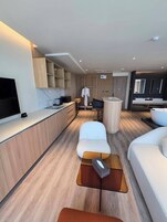 Vönduð stúdíósvíta - borgarsýn | Einkaeldhús | Barnastóll