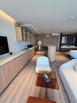 Exclusieve studio suite, uitzicht op stad | Privékeuken | Een kinderstoel