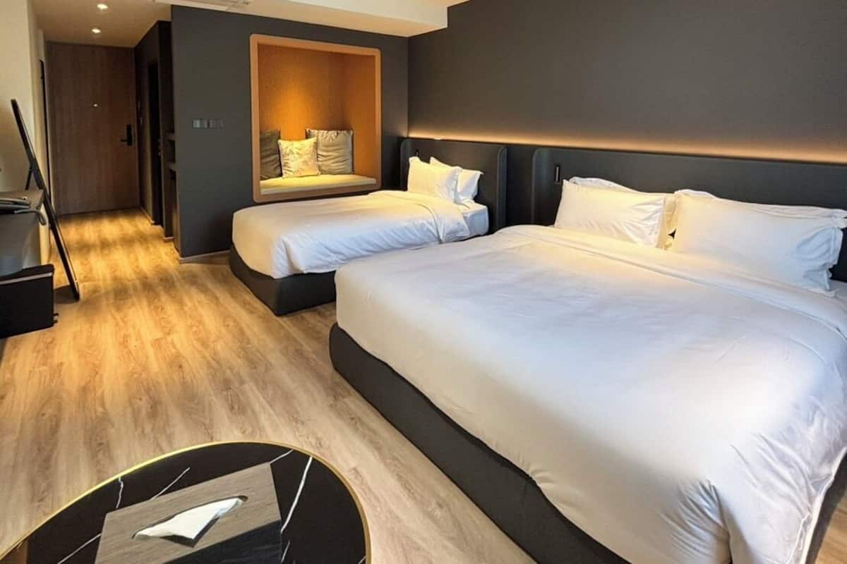 Tripla Superior, vista piscina | Una cassaforte in camera, tende oscuranti, Wi-Fi gratuito