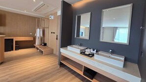 Exclusive Studio Suite, City View (Free Welcome Treat Basket available until 31 Oct 2026) | 욕실 | 헤어드라이어, 타월, 비누, 샴푸
