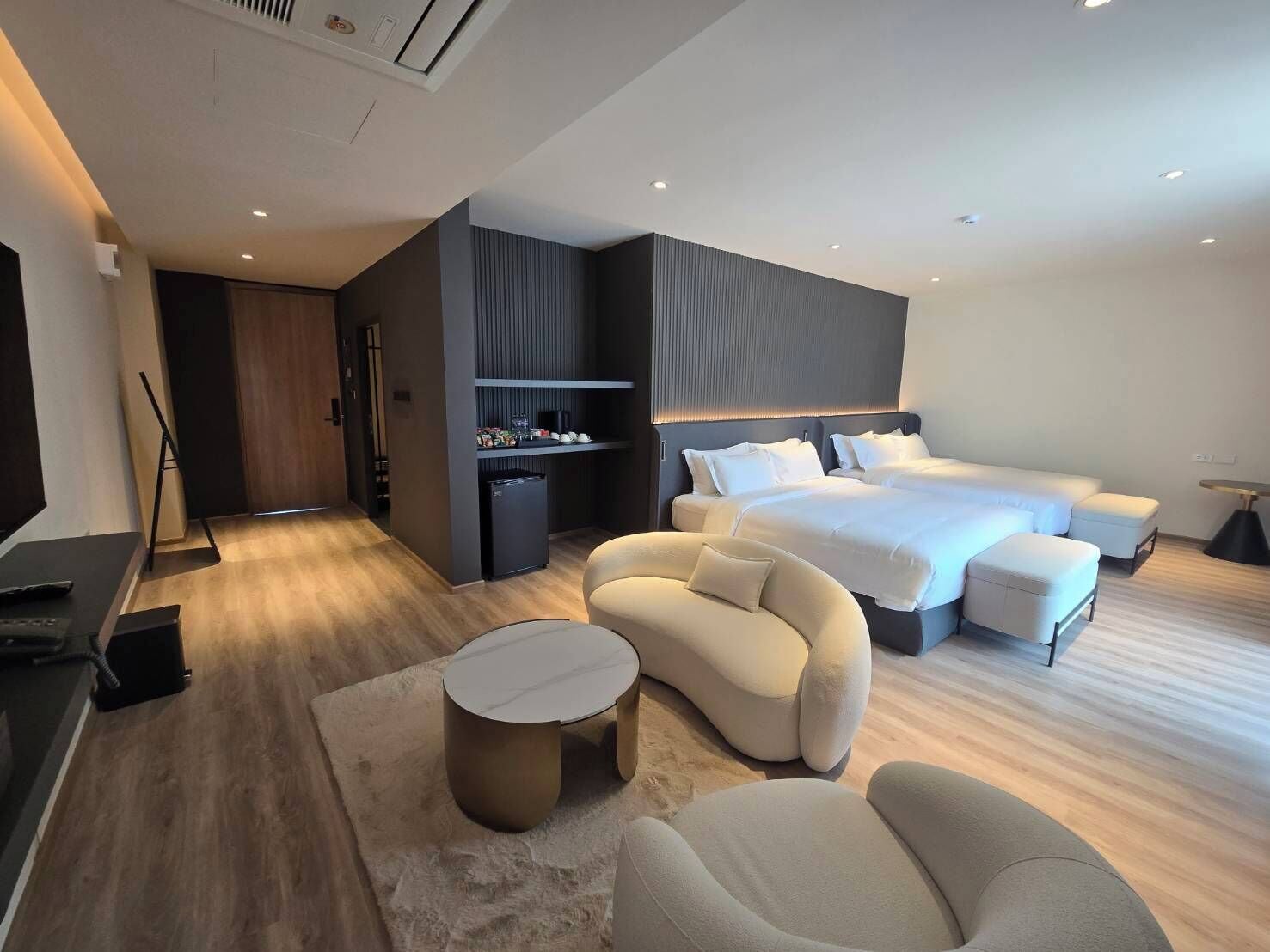 Dobbeltrom – deluxe, balkong, bassengutsikt | Safe på rommet, blendingsgardiner og wi-fi (inkludert)