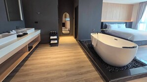 Exclusive Studio Suite, City View (Free Welcome Treat Basket available until 31 Oct 2026) | 욕실 | 헤어드라이어, 타월, 비누, 샴푸