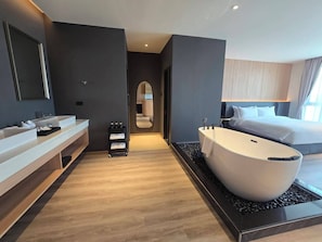 Exclusieve studio suite, uitzicht op stad | Badkamer | Een haardroger, handdoeken, zeep, shampoo