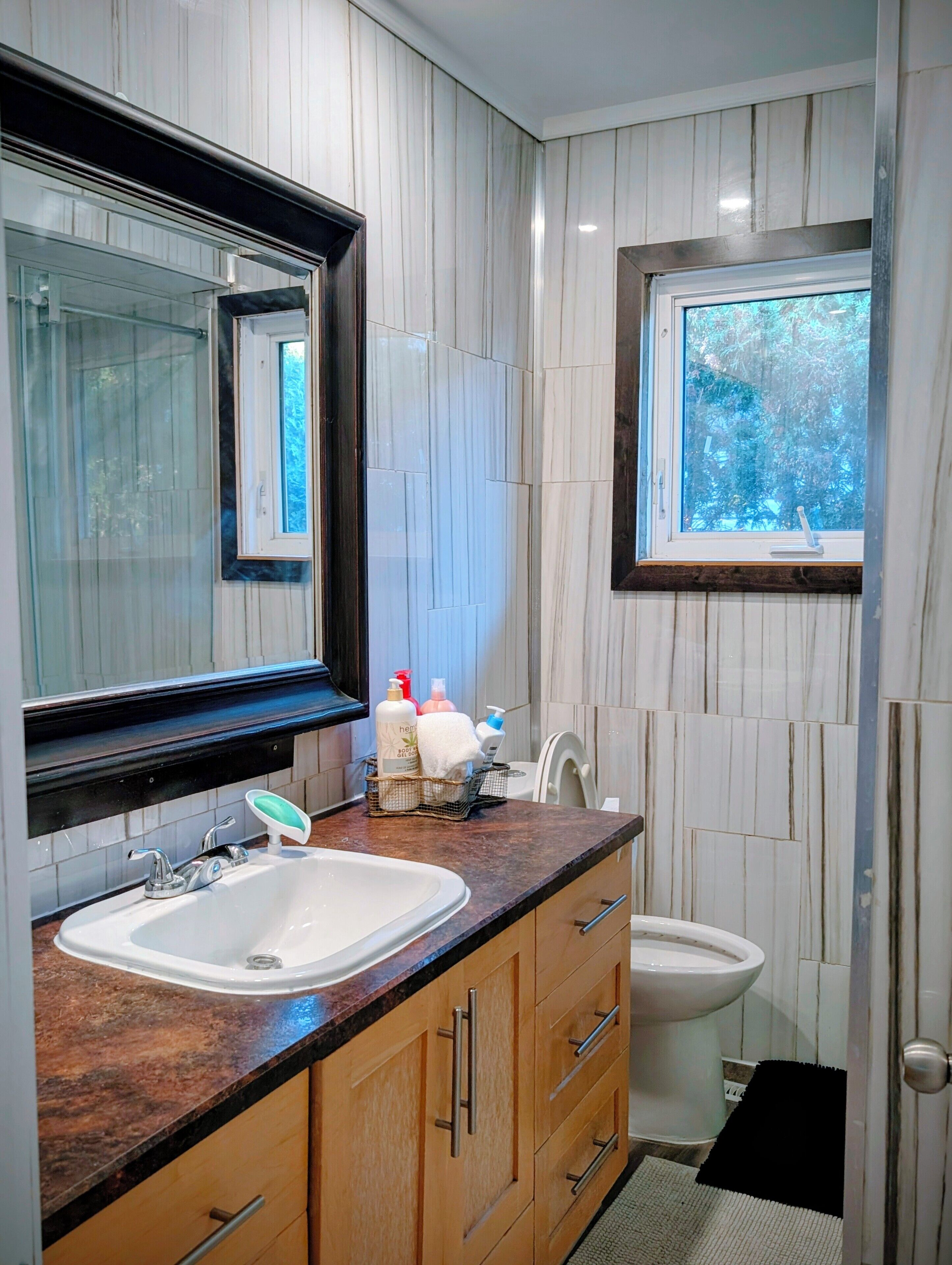 Douche, sèche-cheveux, serviettes fournies, savon