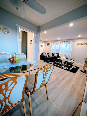 TV, books. Executive Suit ~King Bed |7 Min to DT & CW Stadium/ RW. Family and Pet-Friendly!
