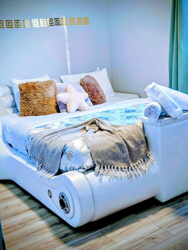 Executive Suit ~King Bed |2 Min to DT & CW Stadium/ RW. Family ,