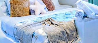 Executive Suit ~King Bed |2 Min to DT & CW Stadium/ RW. Family ,
