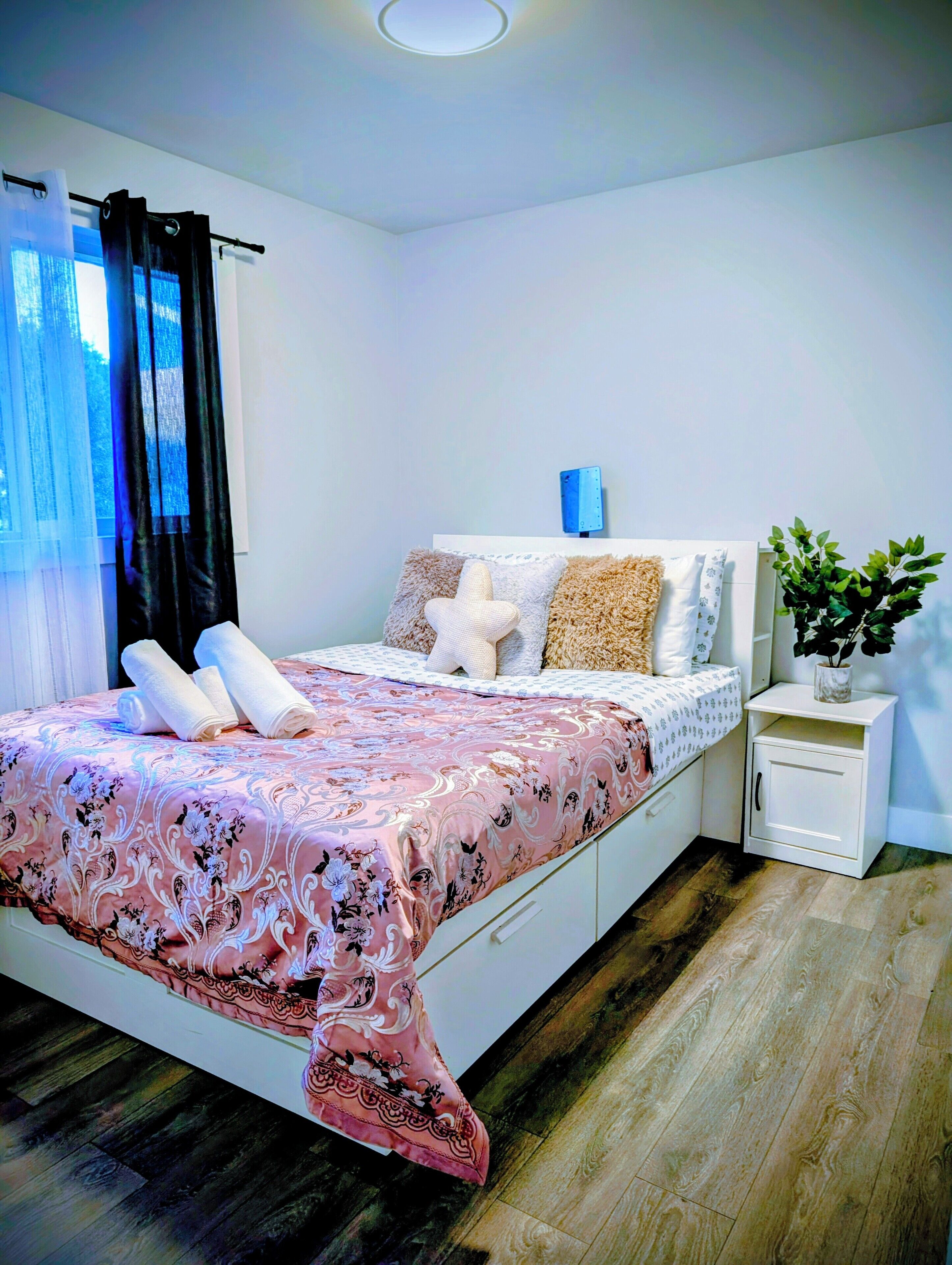 3 bedrooms, desk, iron/ironing board, WiFi (free)