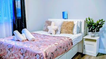 3 bedrooms, desk, iron/ironing board, free WiFi