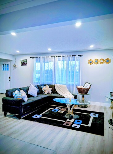 Executive Suit ~King Bed |7 Min to DT & CW Stadium/ RW. Family and Pet-Friendly!