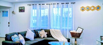 Executive Suit ~King Bed |7 Min to DT & CW Stadium/ RW. Family and Pet-Friendly!