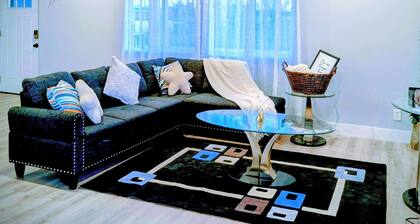 Executive Suit ~King Bed |7 Min to DT & CW Stadium/ RW. Family and Pet-Friendly!