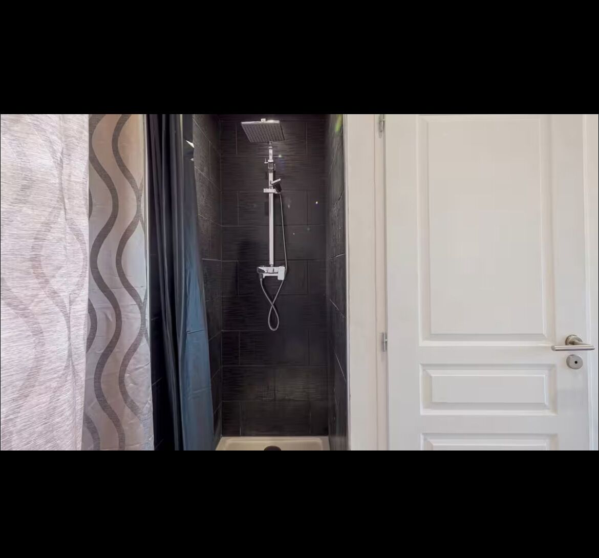 Toallas, jabón, shampoo, papel de baño 