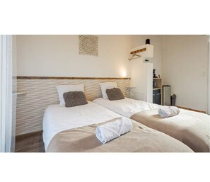 1 bedroom, travel cot, free WiFi, bed sheets