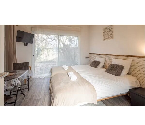 1 bedroom, travel cot, free WiFi, bed sheets