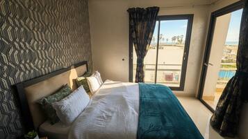 3 bedrooms, iron/ironing board, internet, bed sheets